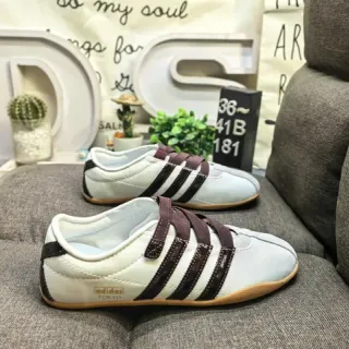 Adidas सफेद भूरा बिना लेस के वेल्क्रो स्ट्रैप बंद लाइफस्टाइल स्नीकर