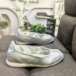 Adidas सफेद भूरा लो-टॉप लेस-अप लाइफस्टाइल स्नीकर