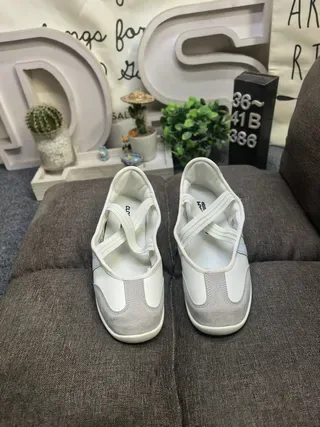Adidas White Gray Low-Top Lace-Up Lifestyle Sneakers 10