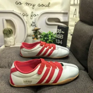 Adidas सफेद लाल बिना लेस वेल्क्रो स्ट्रैप लाइफस्टाइल स्नीकर