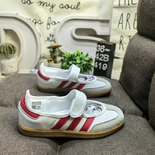 Adidas सफेद लाल बिना लेस वेल्क्रो पट्टी तीन पट्टियाँ लाइफस्टाइल स्नीकर