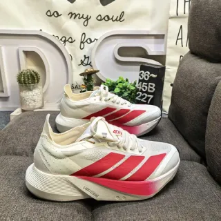 Adidas Blanc Rouge Chaussures de course légères avec upper en maille et trois rayures latérales de marque
