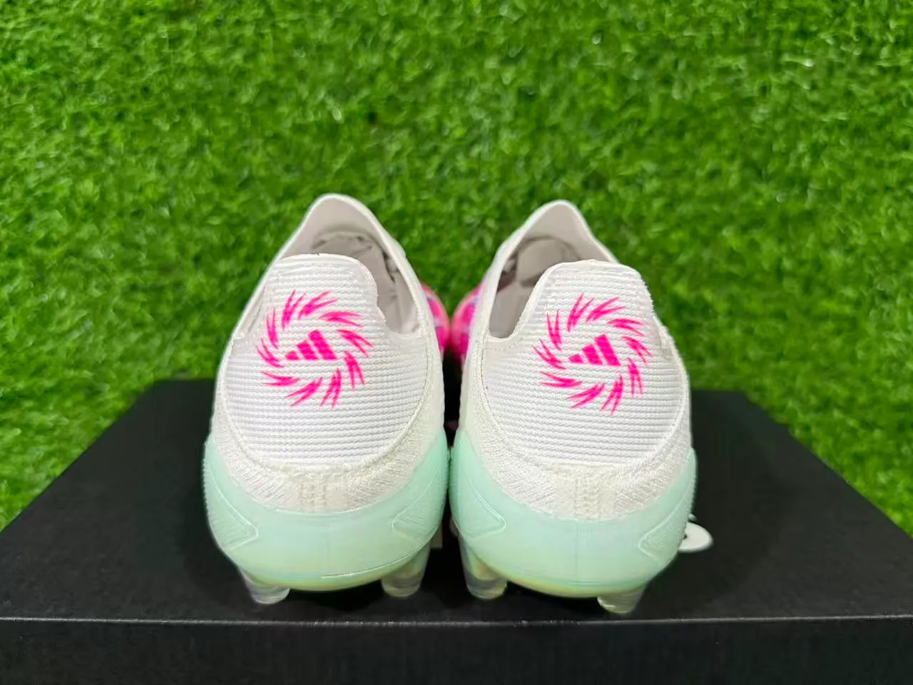 Adidas X Speedflow F50 সাদা গোলাপি হোলোগ্রাফিক ফার্ম গ্রাউন্ড ফুটবল জুতো 2