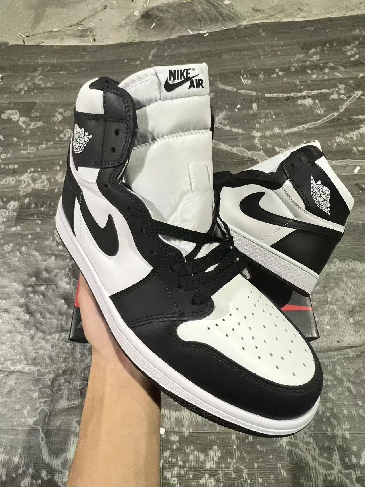 Air Jordan 1 Black and White Leather High-Top Basketball Shoes 2