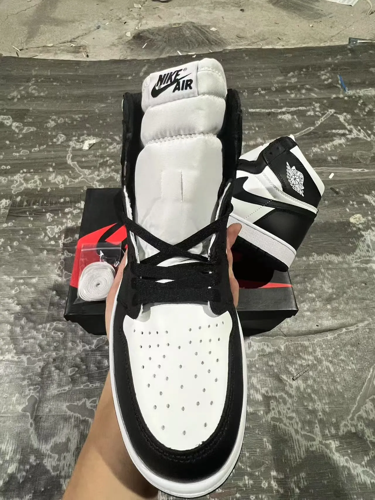 Air Jordan 1 Black and White Leather High-Top Basketball Shoes 3