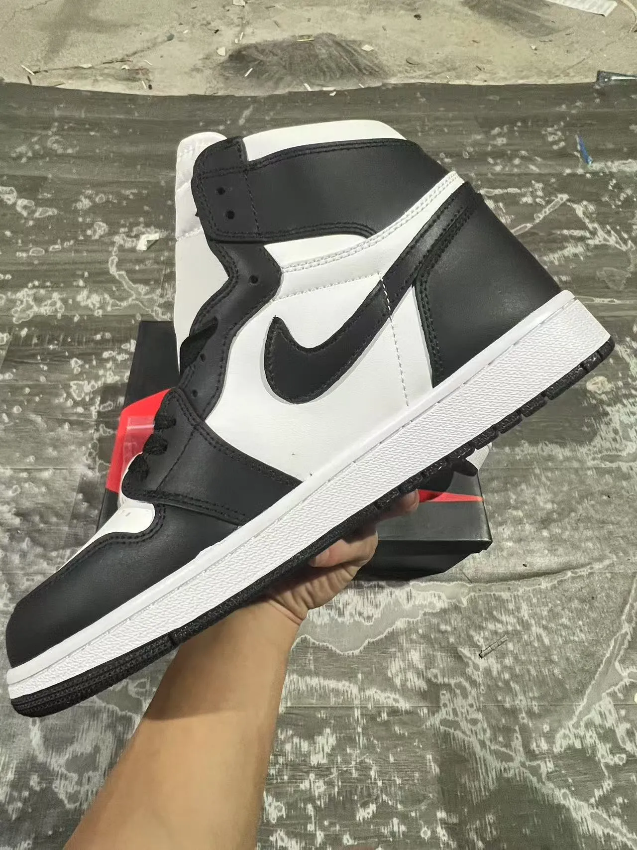 Air Jordan 1 Black and White Leather High-Top Basketball Shoes 5