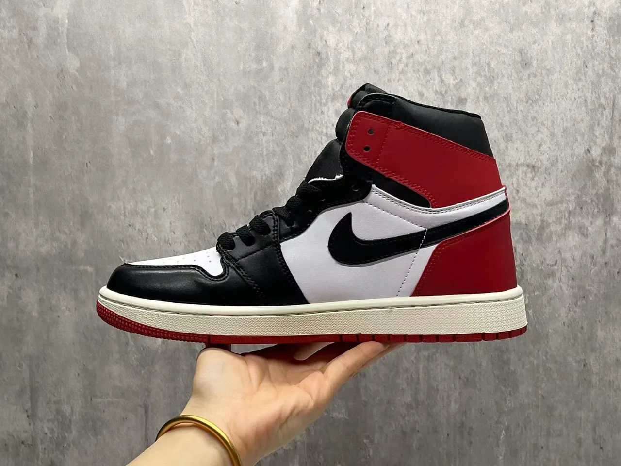 Air Jordan 1 Chaussures de Basketball à Encolure Haute Noir Blanc Rouge 4