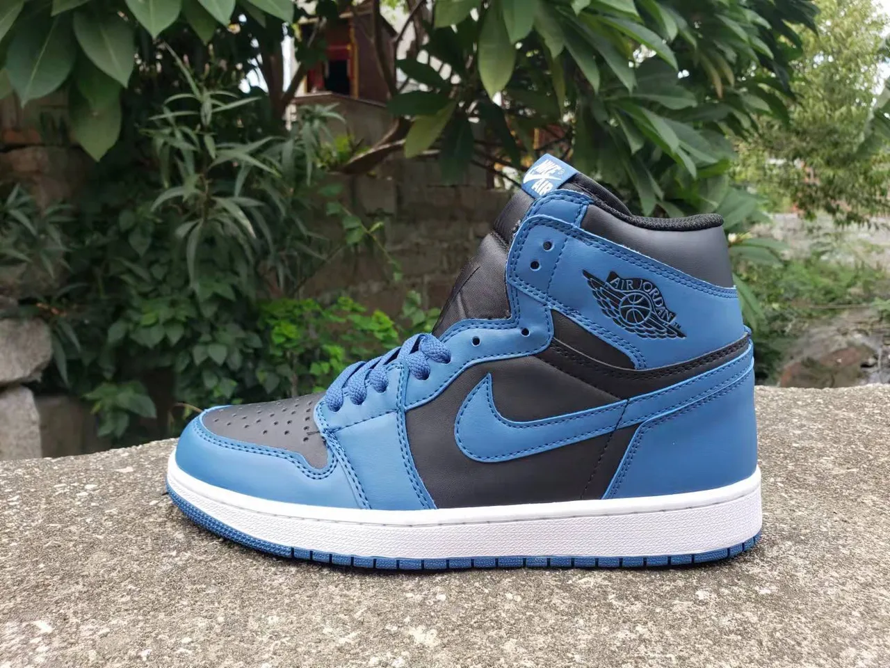 Air Jordan 1 Blue Black High-Top Leather-and-Synthetic Upper Basketball Shoes 4