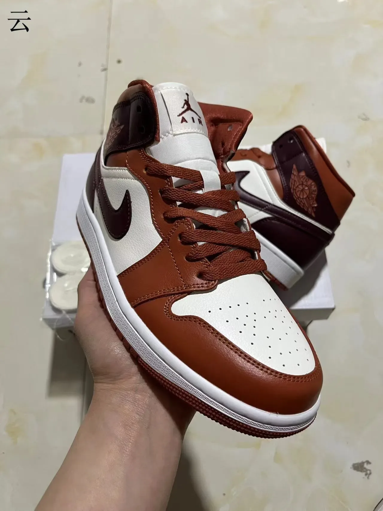 Air Jordan 1 Chaussures de basket haut marron bordeaux avec panneaux en cuir 2