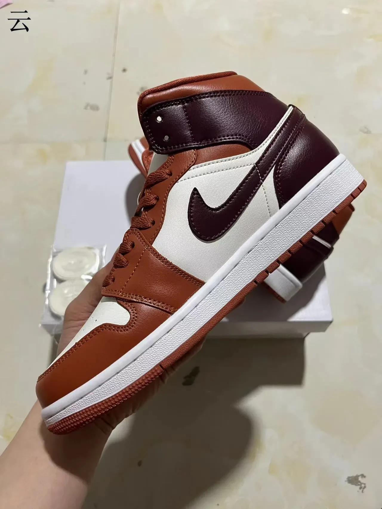 Air Jordan 1 Chaussures de basket haut marron bordeaux avec panneaux en cuir 5