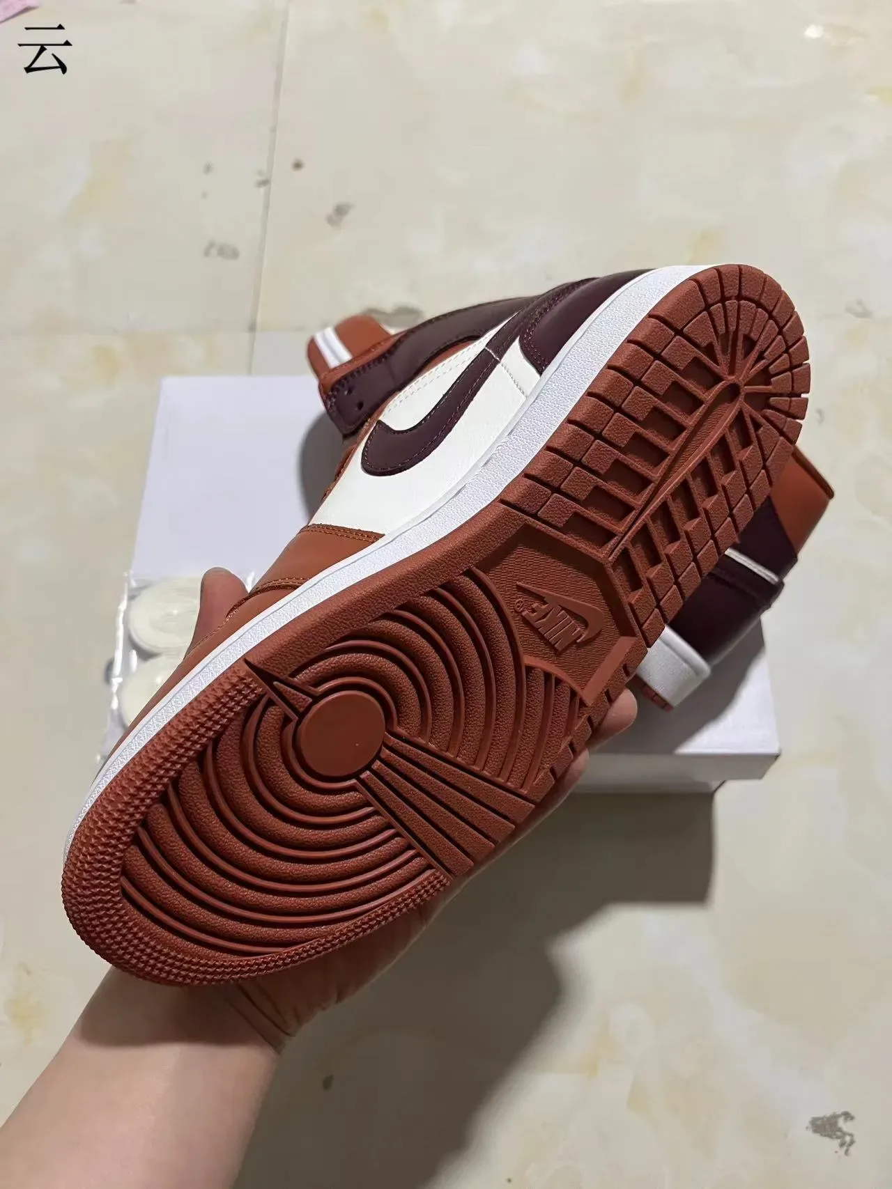 Air Jordan 1 Chaussures de basket haut marron bordeaux avec panneaux en cuir 6