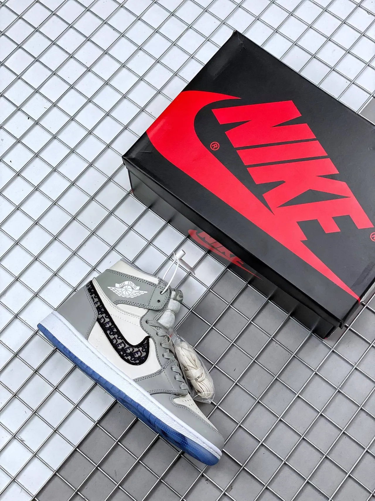 Tênis de basquete de cano alto Air Jordan 1 cinza e azul com cabedal em couro e tecido 2