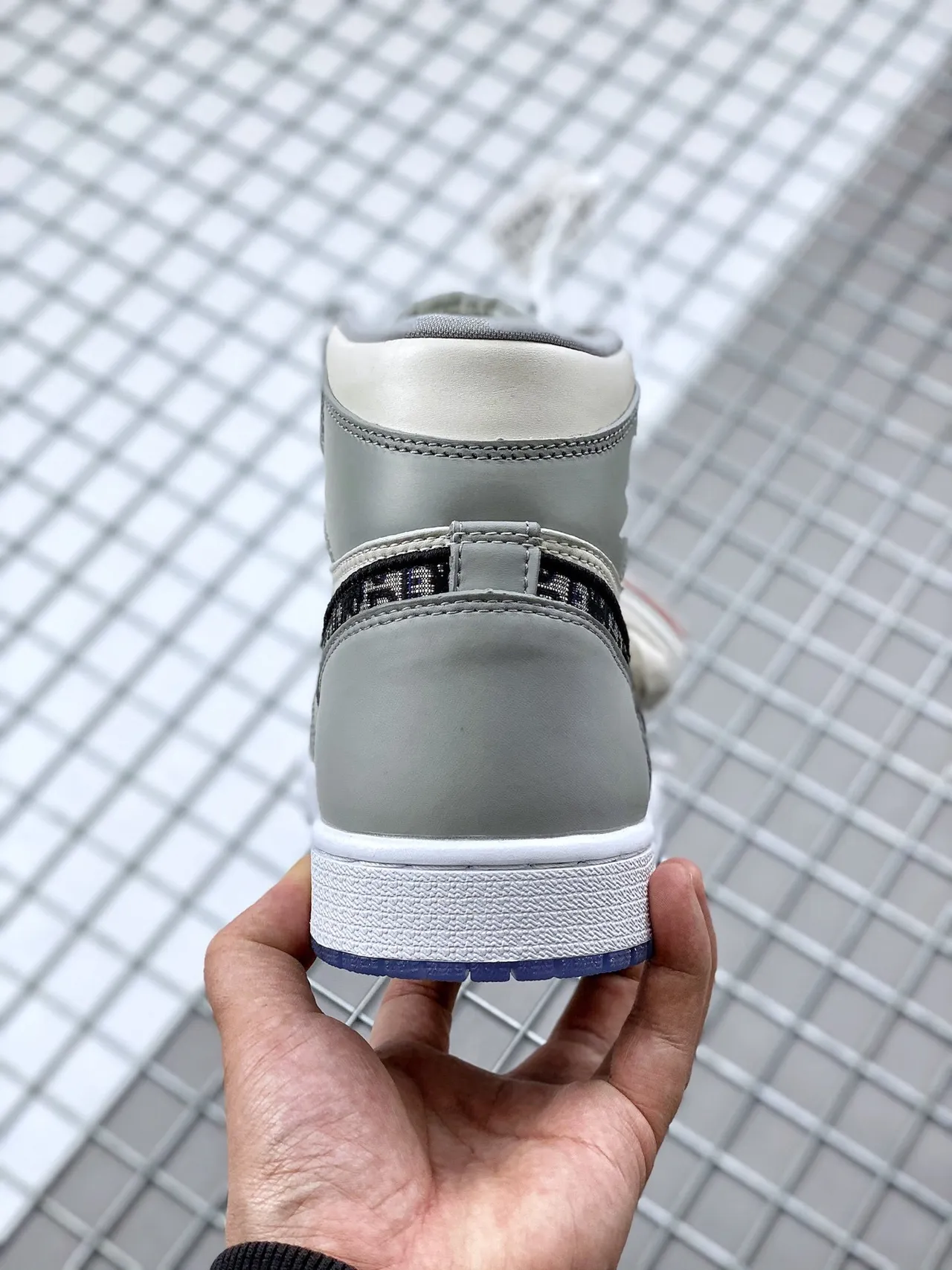 Tênis de basquete de cano alto Air Jordan 1 cinza e azul com cabedal em couro e tecido 3