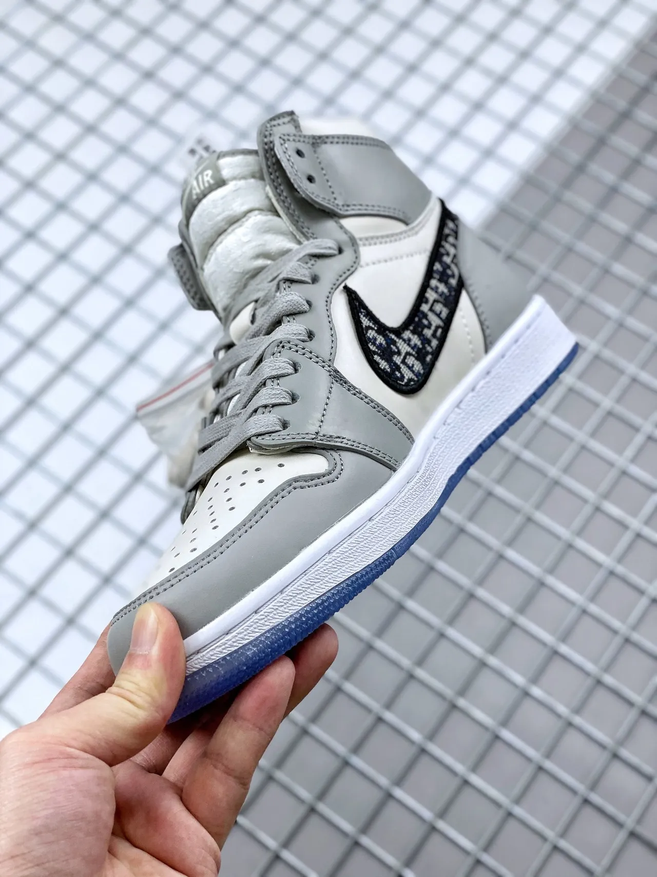Tênis de basquete de cano alto Air Jordan 1 cinza e azul com cabedal em couro e tecido 4