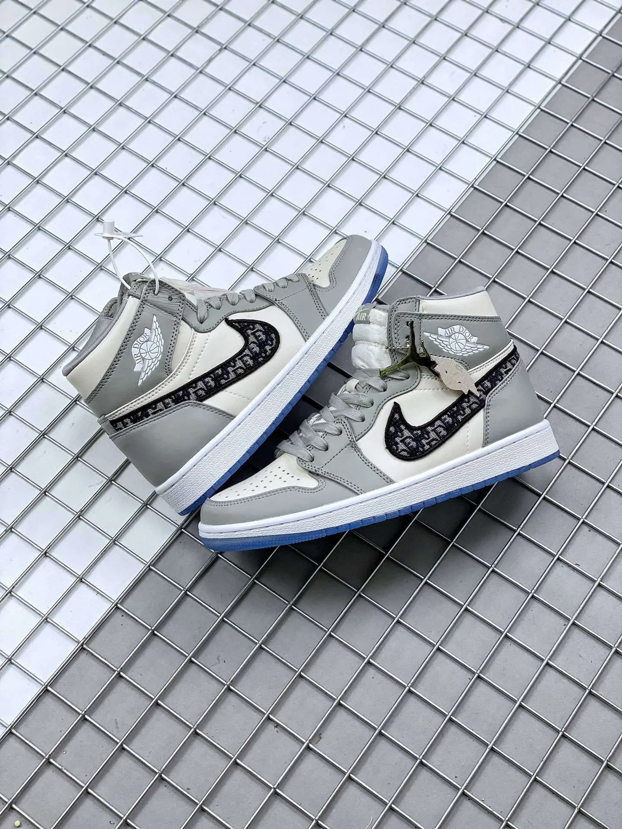 Tênis de basquete de cano alto Air Jordan 1 cinza e azul com cabedal em couro e tecido 5