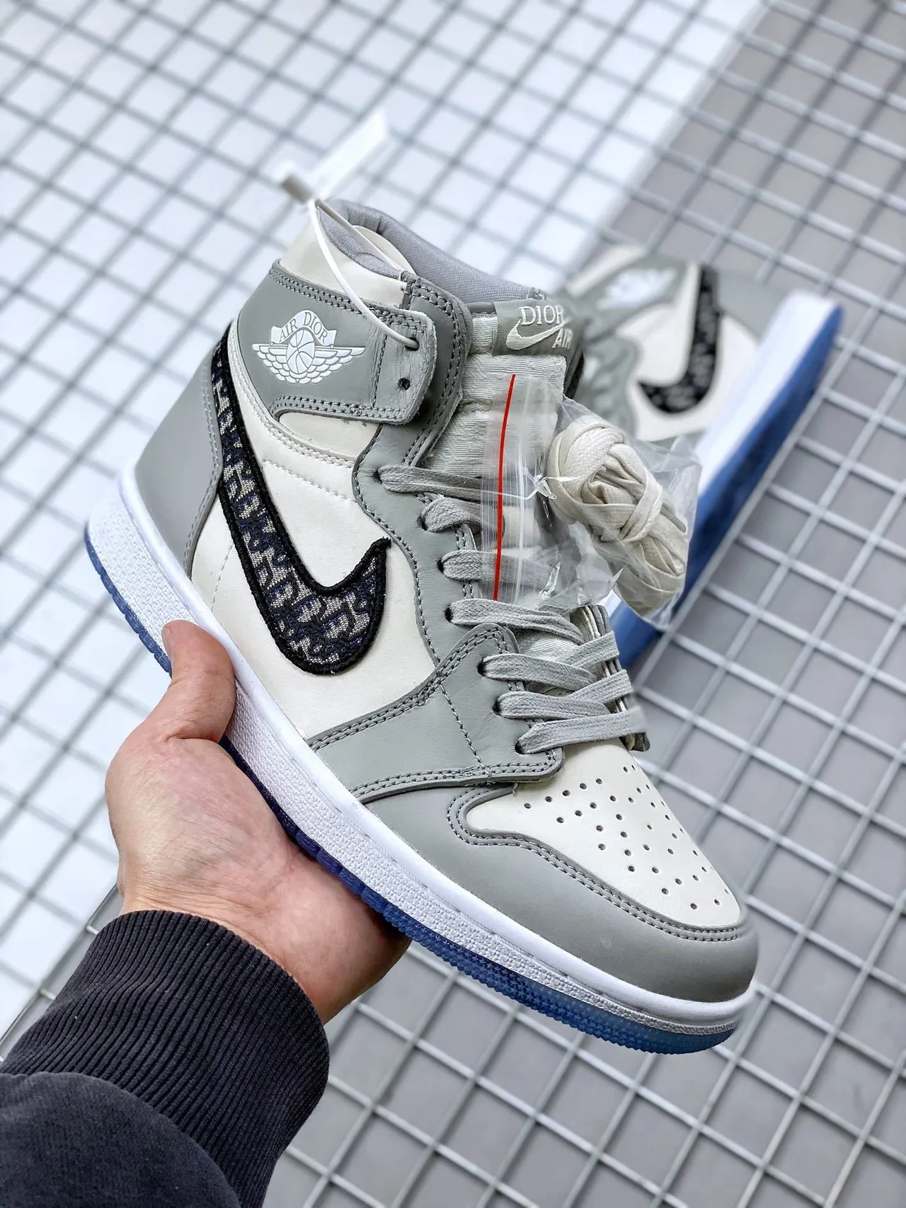 Tênis de basquete de cano alto Air Jordan 1 cinza e azul com cabedal em couro e tecido 7