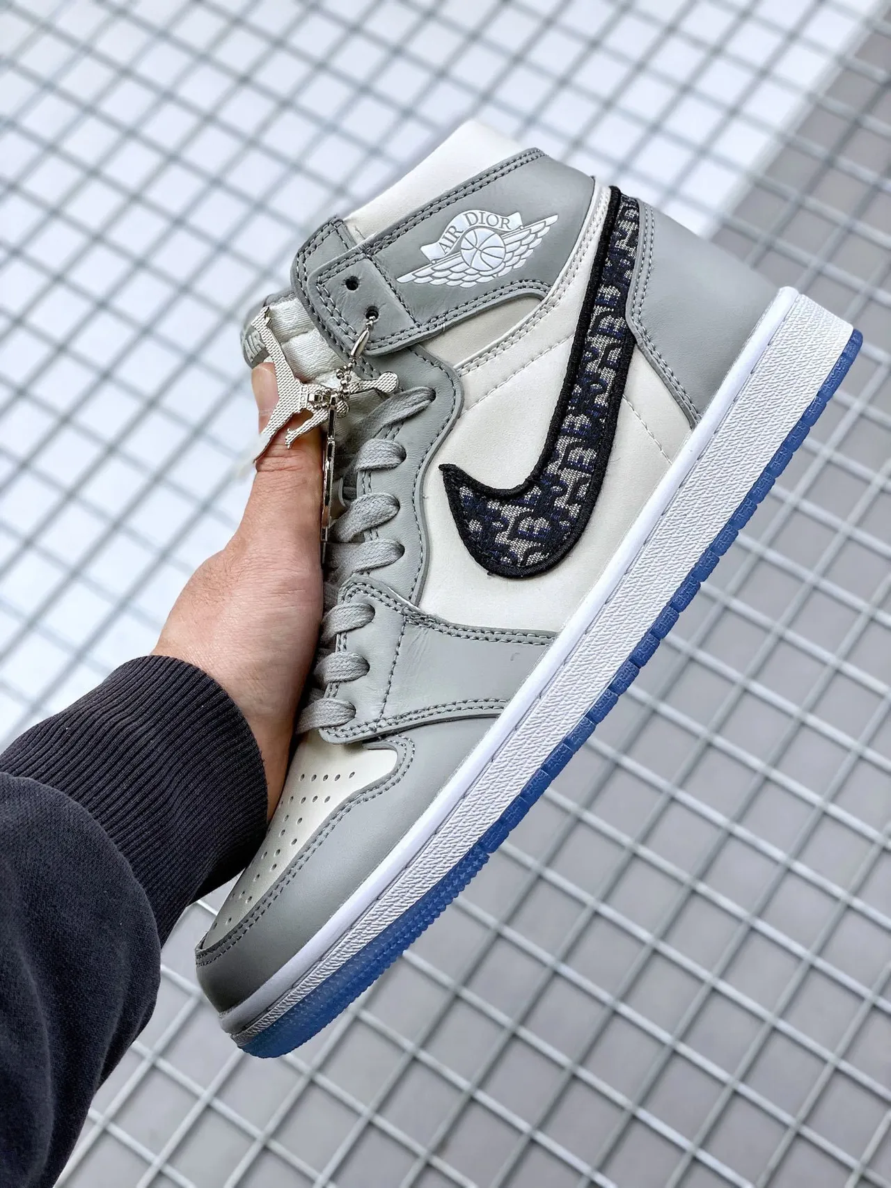 Tênis de basquete de cano alto Air Jordan 1 cinza e azul com cabedal em couro e tecido 9