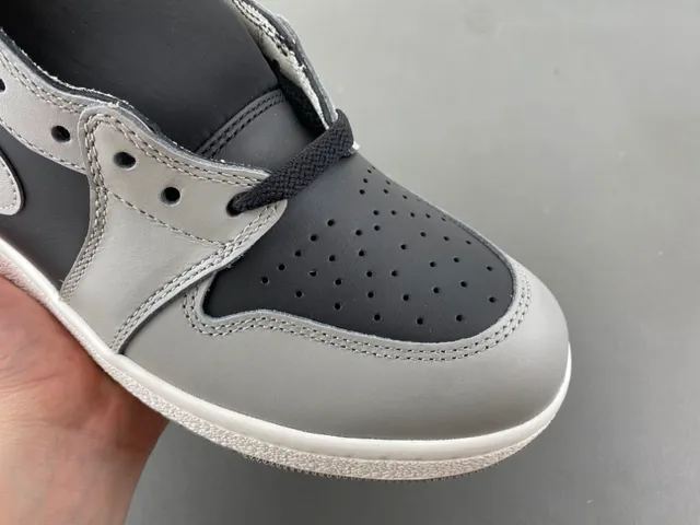 Chaussures de basketball Air Jordan 1 High gris et noir 2