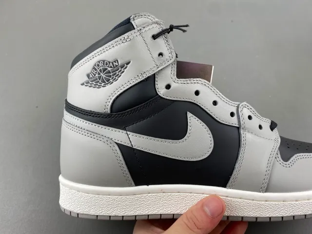 Chaussures de basketball Air Jordan 1 High gris et noir 3