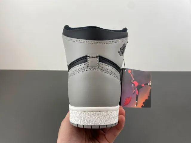 Chaussures de basketball Air Jordan 1 High gris et noir 4