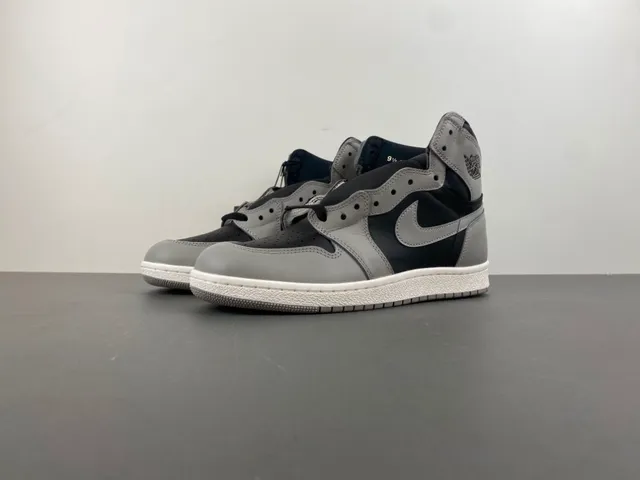 Chaussures de basketball Air Jordan 1 High gris et noir 11