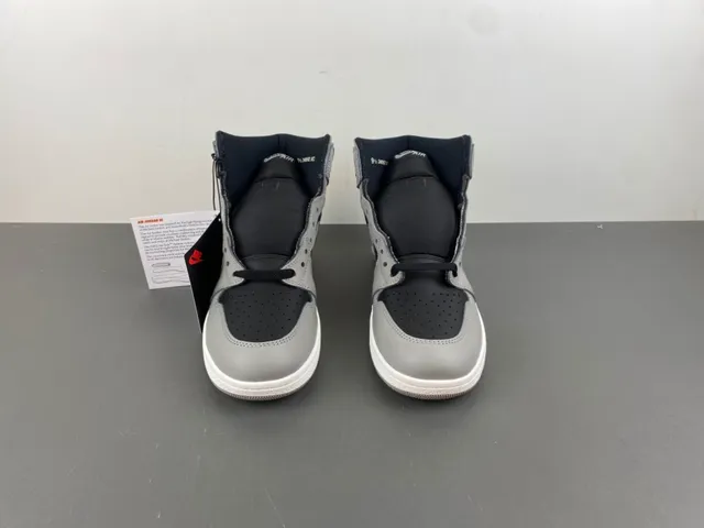 Chaussures de basketball Air Jordan 1 High gris et noir 12