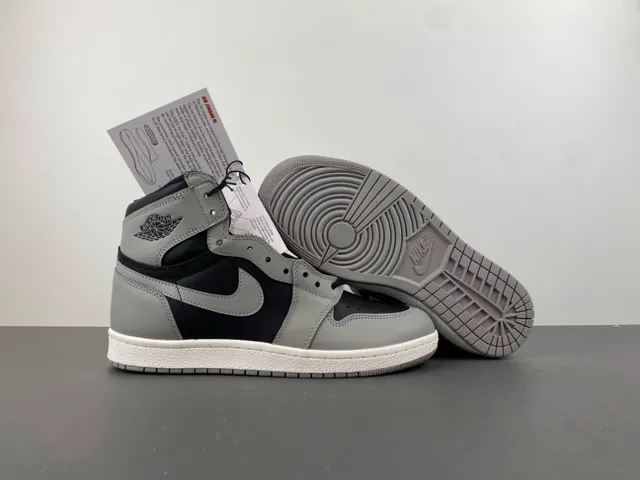 Chaussures de basketball Air Jordan 1 High gris et noir 13