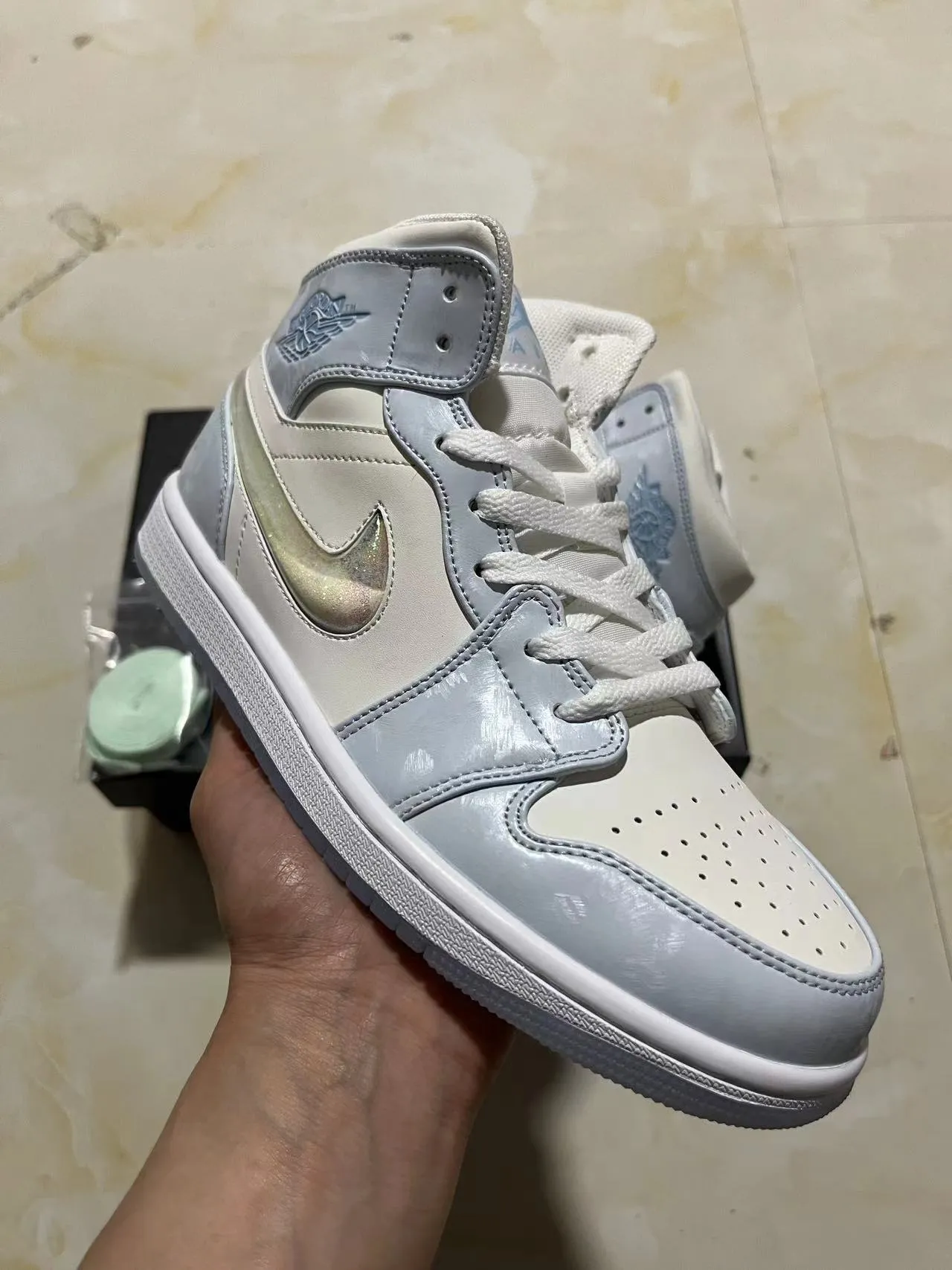 Air Jordan 1 High Light Gray Iridescent Swoosh Basketball Shoes 2