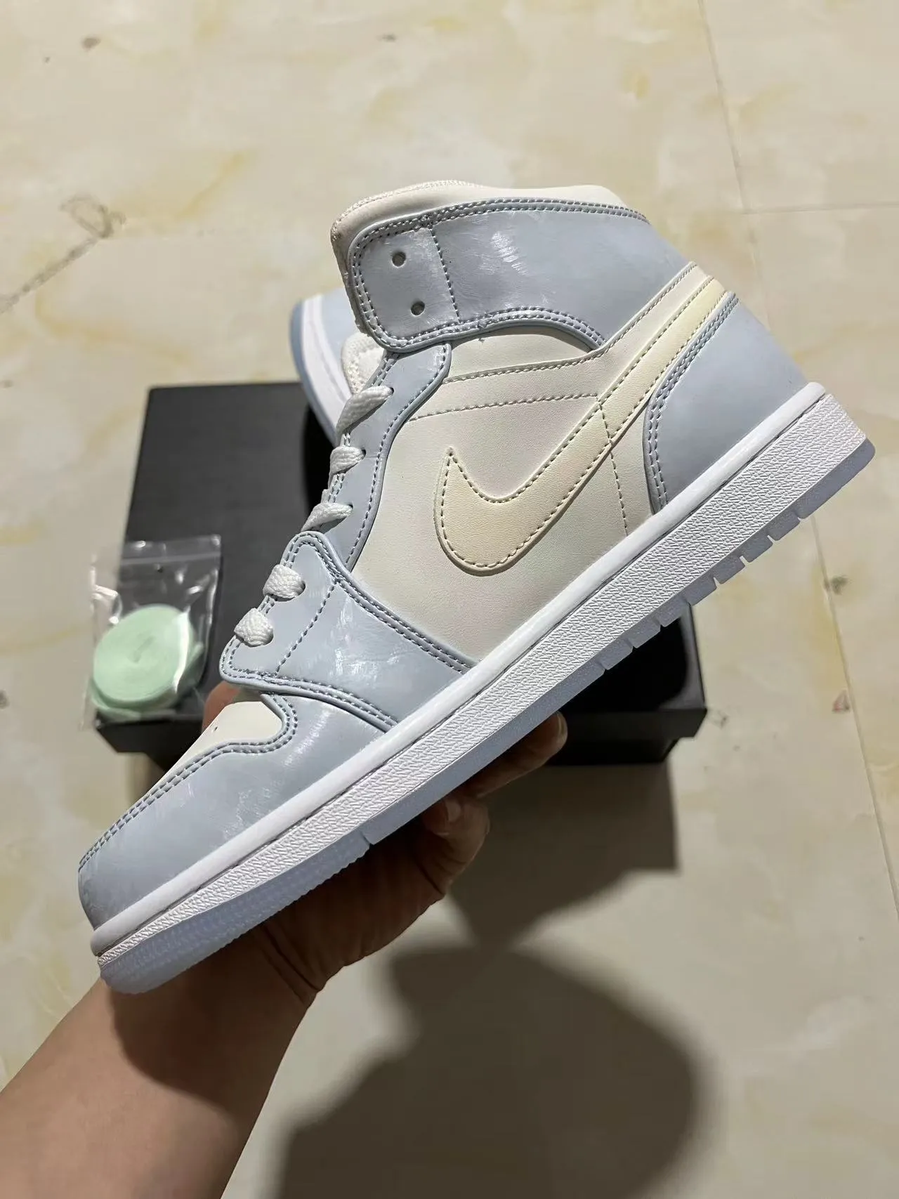 Air Jordan 1 High Light Gray Iridescent Swoosh Basketball Shoes 5