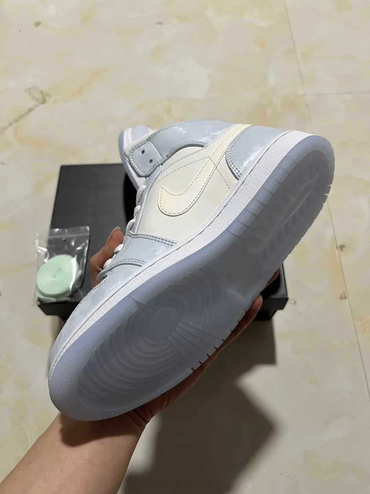 Air Jordan 1 High Light Gray Iridescent Swoosh Basketball Shoes 6