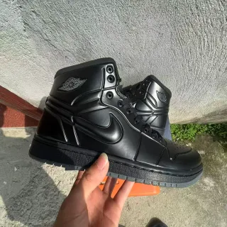 Air Jordan 1 मोनोक्रोम काले हाई-टॉप बास्केटबॉल जूते