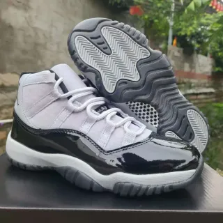 Air Jordan 11 亮黑浅灰篮球鞋