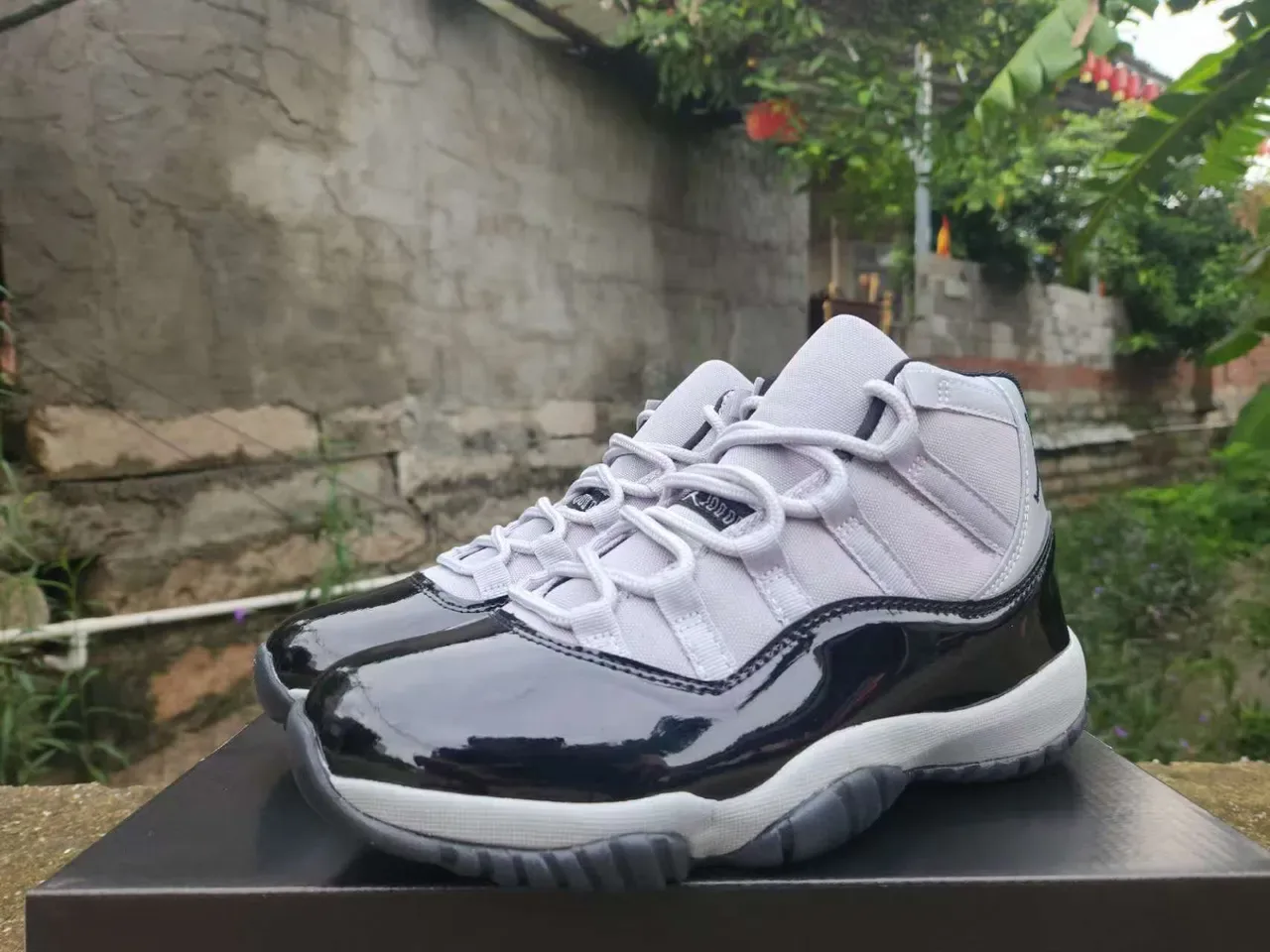 Air Jordan 11 أسود لامع ورمادي فاتح أحذية كرة السلة 2