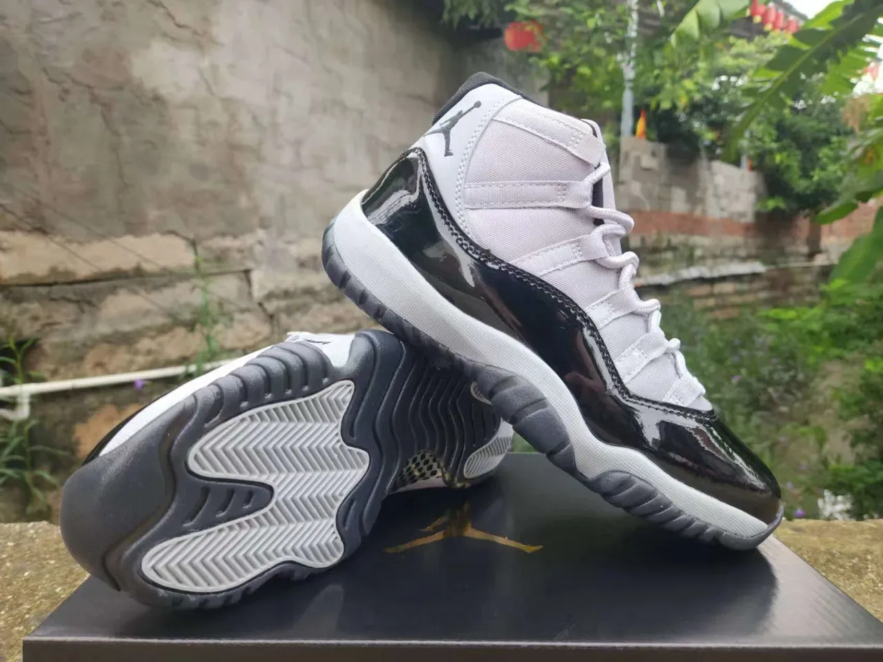 Air Jordan 11 أسود لامع ورمادي فاتح أحذية كرة السلة 3