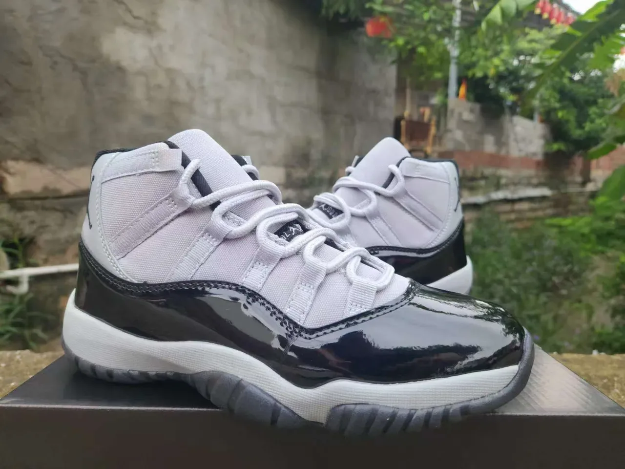 Air Jordan 11 أسود لامع ورمادي فاتح أحذية كرة السلة 4