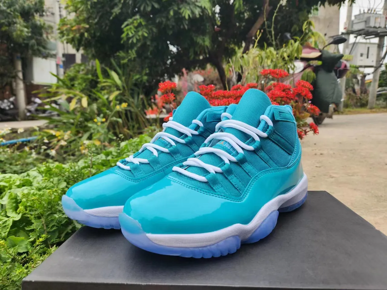 Air Jordan 11 Turquoise Patent Leather Basketball Shoes 4