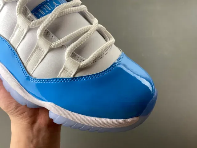Air Jordan 11 Tênis de Basquete Branco e Azul Royal em Couro Patent 2