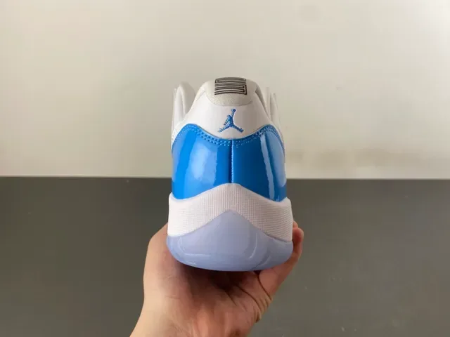 Air Jordan 11 Tênis de Basquete Branco e Azul Royal em Couro Patent 4