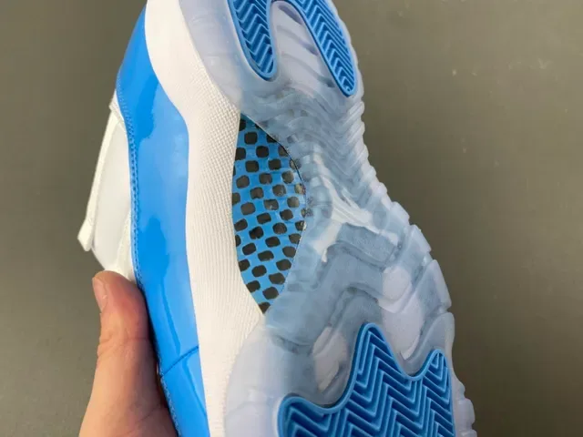 Air Jordan 11 Tênis de Basquete Branco e Azul Royal em Couro Patent 9