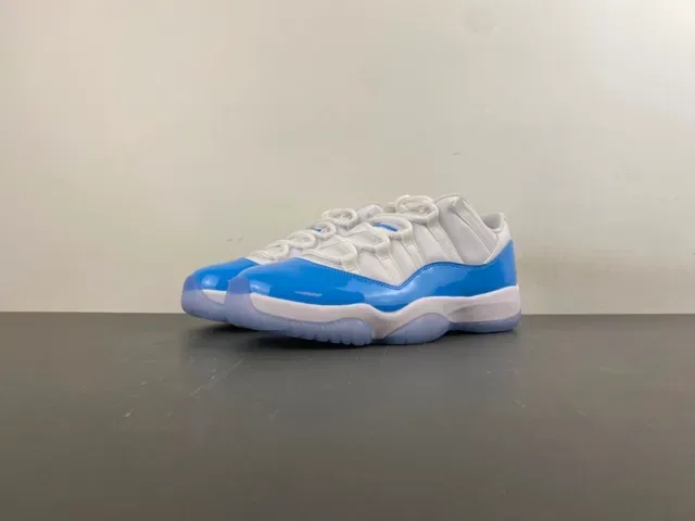 Air Jordan 11 Tênis de Basquete Branco e Azul Royal em Couro Patent 11