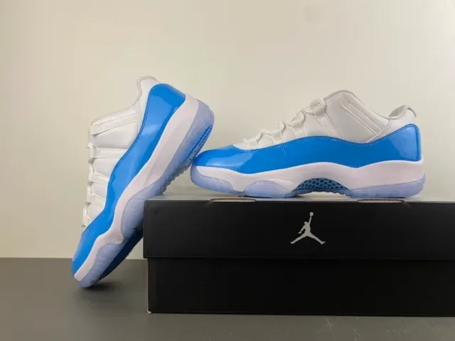 Air Jordan 11 Tênis de Basquete Branco e Azul Royal em Couro Patent 15