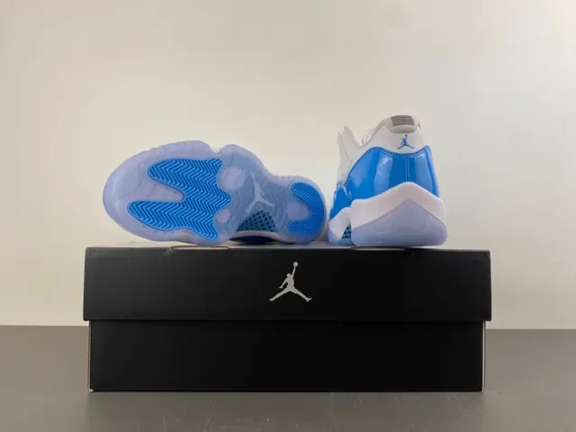 Air Jordan 11 Tênis de Basquete Branco e Azul Royal em Couro Patent 17