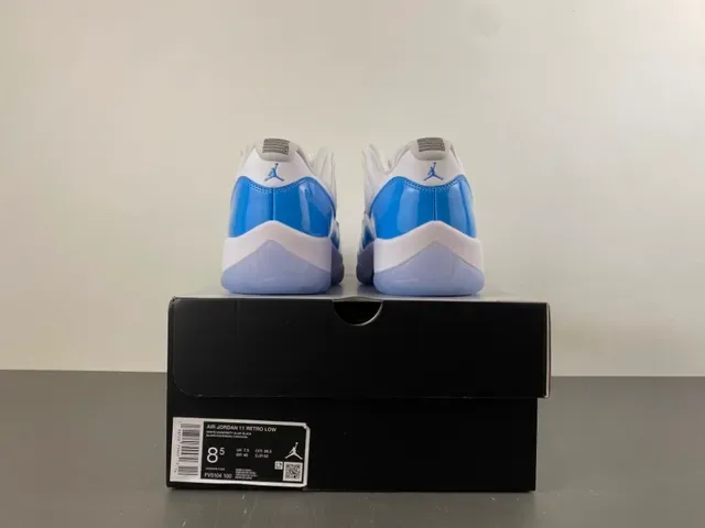 Air Jordan 11 Tênis de Basquete Branco e Azul Royal em Couro Patent 18