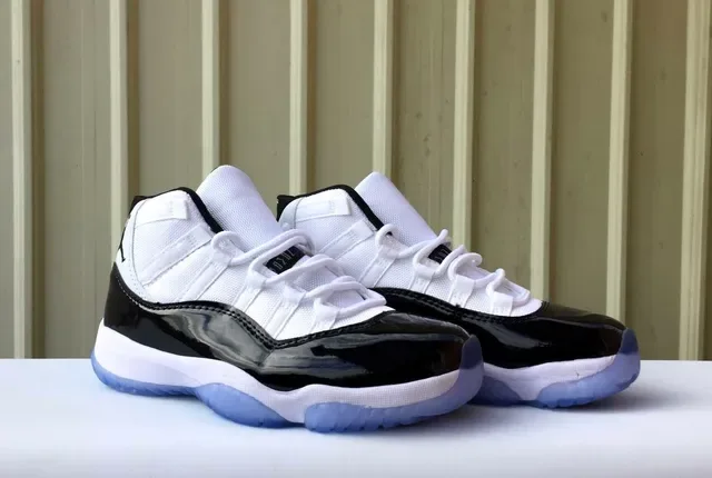 Air Jordan 11 Chaussures de Basket Blancs Noirs Icy Blue 2