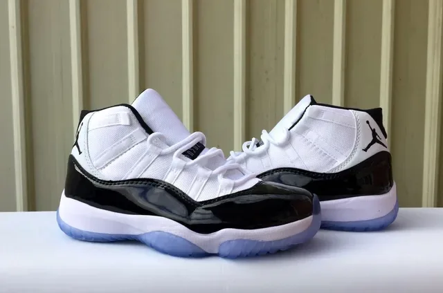 Air Jordan 11 Chaussures de Basket Blancs Noirs Icy Blue 3