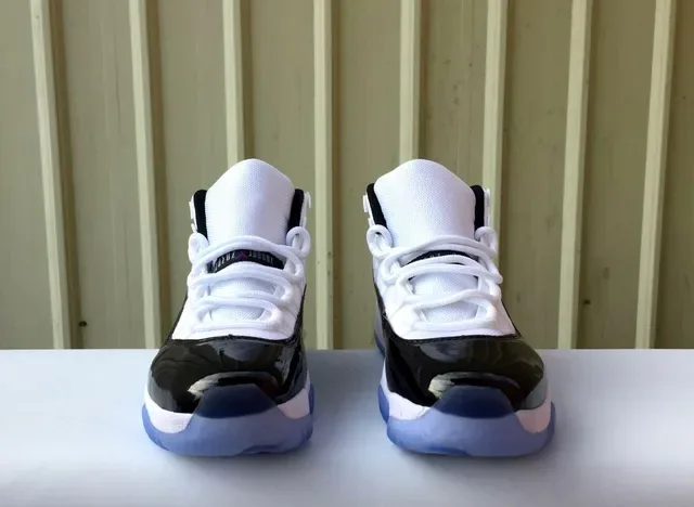 Air Jordan 11 Chaussures de Basket Blancs Noirs Icy Blue 5