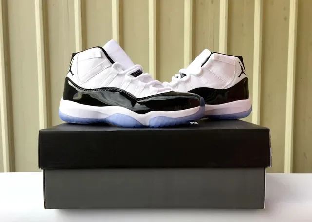 Air Jordan 11 Chaussures de Basket Blancs Noirs Icy Blue 6