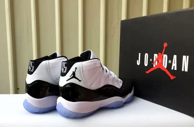 Air Jordan 11 Chaussures de Basket Blancs Noirs Icy Blue 7