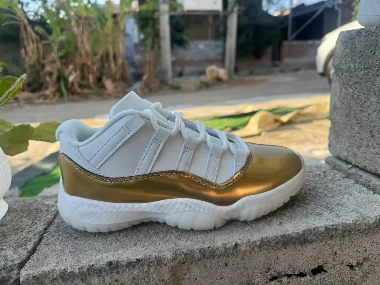 Baskets lifestyle Air Jordan 11 blanc et or métallisé 2