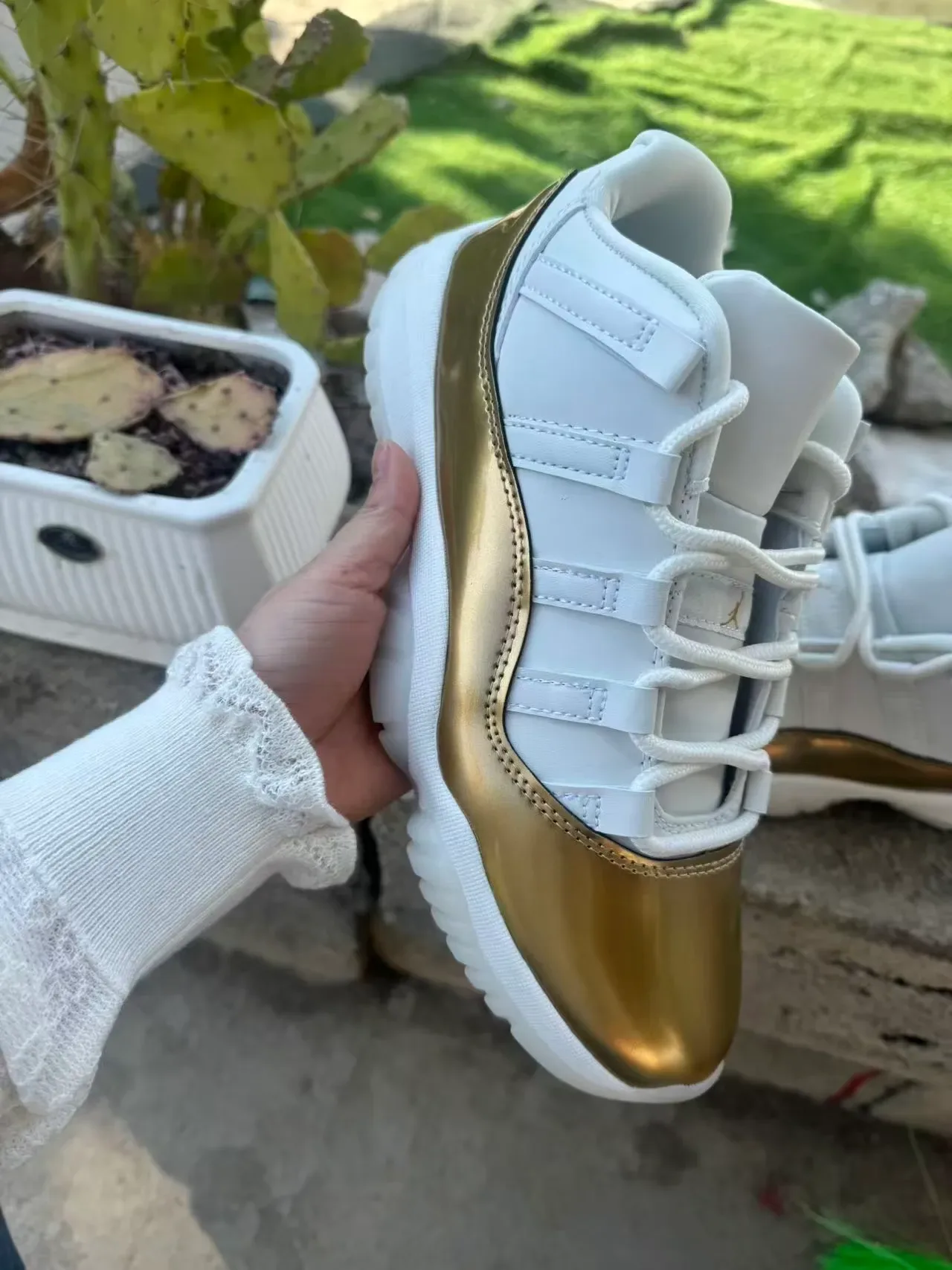 Baskets lifestyle Air Jordan 11 blanc et or métallisé 3
